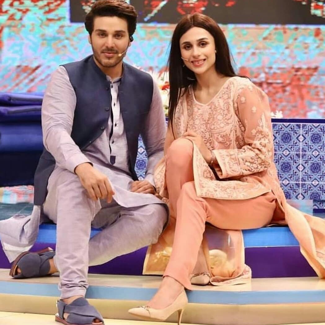 Mashal Khan Beautiful Pictures from iftaar transmission hosted by Ahsan Khan  | Reviewit.pk